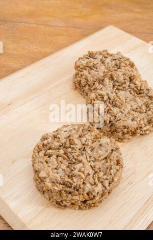 Fleischburger mit Mealworms/Tenebrio Molitor. Insekten werden in vielen Teilen der Welt als Nahrung gegessen und müssen nicht beängstigend sein. Siehe Hinweise Stockfoto