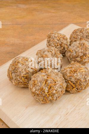 Fleischbällchen aus Mealworms/Tenebrio Molitor. Insekten werden in vielen Teilen der Welt als Nahrung gegessen und müssen nicht beängstigend sein. Siehe Hinweise Stockfoto