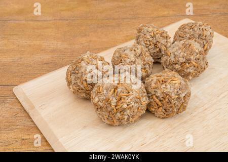 Fleischbällchen aus Mealworms/Tenebrio Molitor. Insekten werden in vielen Teilen der Welt als Nahrung gegessen und müssen nicht beängstigend sein. Siehe Hinweise Stockfoto