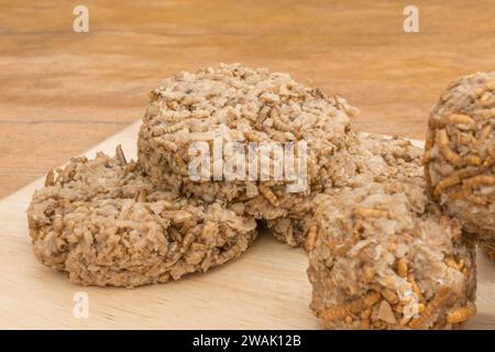 Fleischburger mit Mealworms/Tenebrio Molitor. Insekten werden in vielen Teilen der Welt als Nahrung gegessen und müssen nicht beängstigend sein. Siehe Hinweise Stockfoto