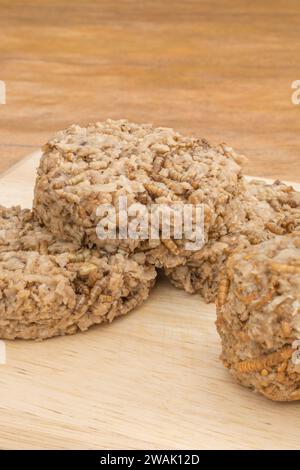 Fleischburger mit Mealworms/Tenebrio Molitor. Insekten werden in vielen Teilen der Welt als Nahrung gegessen und müssen nicht beängstigend sein. Siehe Hinweise Stockfoto