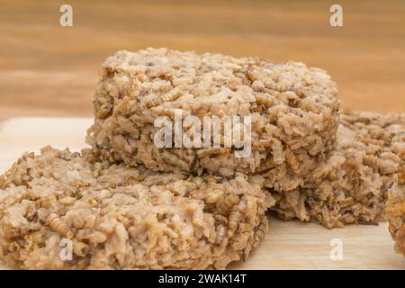 Fleischburger mit Mealworms/Tenebrio Molitor. Insekten werden in vielen Teilen der Welt als Nahrung gegessen und müssen nicht beängstigend sein. Siehe Hinweise Stockfoto