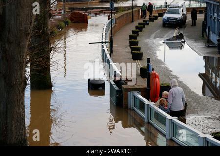 Upton upon Severn, Großbritannien. 5. Januar 2024. Der Fluss Severn bei Upton upon Severn, Worcestershire, hat fast eine Rekordhöhe. Die Hochwasserschutzanlagen, die 2011 für 4 Millionen Pfund errichtet wurden, haben die Stadt vor schweren Überschwemmungen bewahrt. Quelle: Thousand Word Media Ltd/Alamy Live News Stockfoto