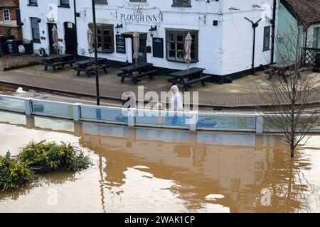 Upton upon Severn, Großbritannien. 5. Januar 2024. Der Fluss Severn bei Upton upon Severn, Worcestershire, hat fast eine Rekordhöhe. Die Hochwasserschutzanlagen, die 2011 für 4 Millionen Pfund errichtet wurden, haben die Stadt vor schweren Überschwemmungen bewahrt. Quelle: Thousand Word Media Ltd/Alamy Live News Stockfoto