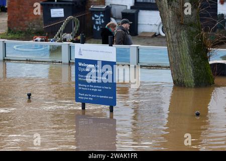 Upton upon Severn, Großbritannien. 5. Januar 2024. Der Fluss Severn bei Upton upon Severn, Worcestershire, hat fast eine Rekordhöhe. Die Hochwasserschutzanlagen, die 2011 für 4 Millionen Pfund errichtet wurden, haben die Stadt vor schweren Überschwemmungen bewahrt. Quelle: Thousand Word Media Ltd/Alamy Live News Stockfoto