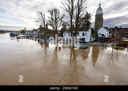 Upton upon Severn, Großbritannien. 5. Januar 2024. Der Fluss Severn bei Upton upon Severn, Worcestershire, hat fast eine Rekordhöhe. Die Hochwasserschutzanlagen, die 2011 für 4 Millionen Pfund errichtet wurden, haben die Stadt vor schweren Überschwemmungen bewahrt. Quelle: Thousand Word Media Ltd/Alamy Live News Stockfoto