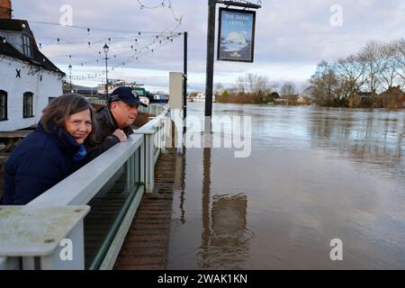 Upton upon Severn, Großbritannien. 5. Januar 2024. Der Fluss Severn bei Upton upon Severn, Worcestershire, hat fast eine Rekordhöhe. Die Hochwasserschutzanlagen, die 2011 für 4 Millionen Pfund errichtet wurden, haben die Stadt vor schweren Überschwemmungen bewahrt. Quelle: Thousand Word Media Ltd/Alamy Live News Stockfoto