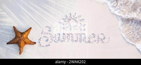Tropische Sommerreise-Banner. Seesterne am Meer Sandstrand, Schatten von Palmen und Wellen am Wasser; Sommerfahnenbanner Stockfoto