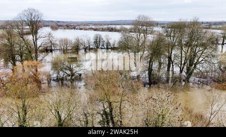 Sonning, Großbritannien. Januar 2024. Wetter in Großbritannien - die starken Regenfälle in den letzten Tagen führten zu weit verbreiteten Überschwemmungen im Themental bei Sonning. Quelle: Uwe Deffner/Alamy Live News Stockfoto