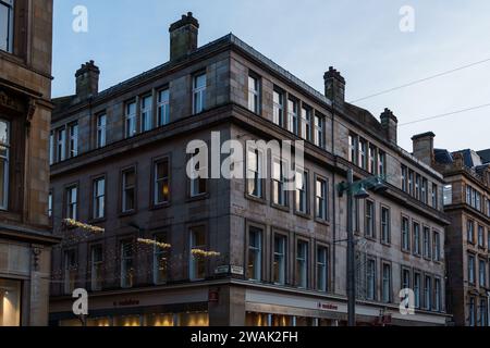 Glasgow, Großbritannien - 6. Dezember 2023: Geschäftsgebäude in der Buchanan Street Stockfoto