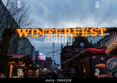 Glasgow, Großbritannien - 6. Dezember 2023: Winterfest-Weihnachtsmarkt in der Innenstadt von Glasgow. Stockfoto