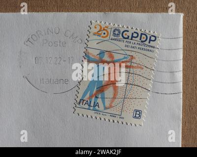 ROM, ITALIEN - CA. DEZEMBER 2022: Ein Stempel, gedruckt von Italien, der die GPDP-Datenschutzbehörde für Übersetzungen zeigt Stockfoto