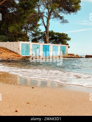 Das ruhige Meer und wunderschöne Fischerhütten am Strand Cala Pada, Ibiza, Spanien Stockfoto