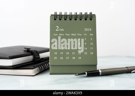 Tischkalender Februar 2024 auf dem Tisch Stockfoto