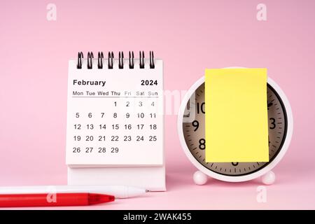 Februar 2024 Schreibtischkalender auf rosafarbenem Hintergrund Stockfoto