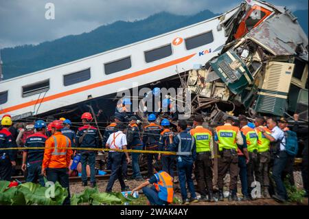 Bandung, Indonesien. Januar 2024. Rettungskräfte arbeiten am Ort eines Zugunfalls in der Provinz West Java, Indonesien, 5. Januar 2024. Vier Menschen wurden getötet und 37 weitere verwundet, als zwei Züge am Freitagmorgen in Indonesiens West-Java-Provinz kollidierten. Quelle: Septianjar Muharam/Xinhua/Alamy Live News Stockfoto