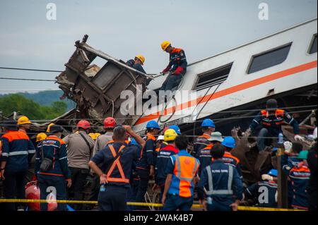 Bandung, Indonesien. Januar 2024. Rettungskräfte arbeiten am Ort eines Zugunfalls in der Provinz West Java, Indonesien, 5. Januar 2024. Vier Menschen wurden getötet und 37 weitere verwundet, als zwei Züge am Freitagmorgen in Indonesiens West-Java-Provinz kollidierten. Quelle: Septianjar Muharam/Xinhua/Alamy Live News Stockfoto