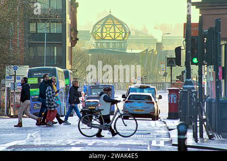 Glasgow, Schottland, Großbritannien. Januar 2024. Nebeliger Verkehr unter dem Blick der Moschee in den gorbals in der Argyle Street im Zentrum der Stadt. Credit Gerard Ferry/Alamy Live News Stockfoto