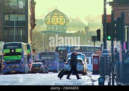 Glasgow, Schottland, Großbritannien. Januar 2024. Nebeliger Verkehr unter dem Blick der Moschee in den gorbals in der Argyle Street im Zentrum der Stadt. Credit Gerard Ferry/Alamy Live News Stockfoto