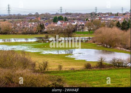 Ein Blick auf Huncote über die Wasserwiesen in Leicestershire, Großbritannien an einem hellen sonnigen Tag Stockfoto