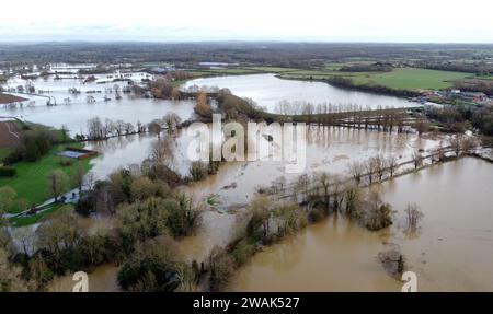 Ein Blick auf das Hochwasser vom Fluss Ouse in Barcombe Mills, East Sussex. Die Auswirkungen von Oberflächenwasser- und Flusspflutungen werden in Teilen Englands nach starken Regenfällen weiterhin „erheblich“ sein, warnten Experten. Bilddatum: Freitag, 5. Januar 2024. Stockfoto