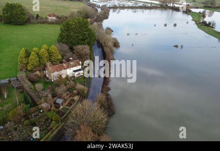 Ein Auto fährt durch das Hochwasser des Cuckmere River in Alfriston, East Sussex. Die Auswirkungen von Oberflächenwasser- und Flusspflutungen werden in Teilen Englands nach starken Regenfällen weiterhin „erheblich“ sein, warnten Experten. Bilddatum: Freitag, 5. Januar 2024. Stockfoto