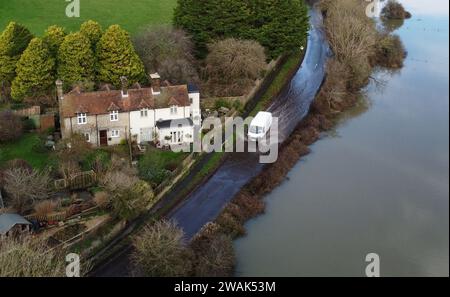 Ein Auto fährt durch das Hochwasser des Cuckmere River in Alfriston, East Sussex. Die Auswirkungen von Oberflächenwasser- und Flusspflutungen werden in Teilen Englands nach starken Regenfällen weiterhin „erheblich“ sein, warnten Experten. Bilddatum: Freitag, 5. Januar 2024. Stockfoto