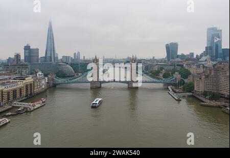 Ein Luftbild, das die Themse, die Tower Bridge, den Shard, das Fenchurch Building (Walkie-Talkie), die HMS Belfast und die Skyline von London zeigt Stockfoto