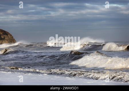 Stürmische See im Gefolge von Sturm Henk mit Seaham Leuchtturm im Hintergrund, Seaham, County Durham, Großbritannien Stockfoto