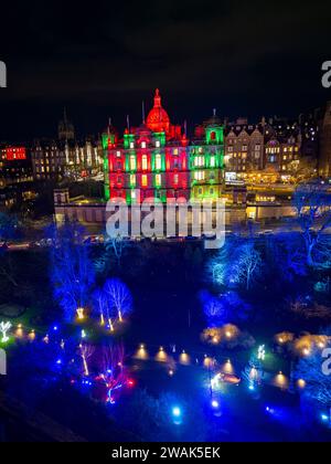 Nächtliche Luftaufnahme des beleuchteten ehemaligen Hauptquartiers der Bank of Scotland und der East Princes Street Gardens zu Weihnachten in Edinburgh, Schottland, Großbritannien Stockfoto