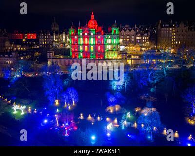Nächtliche Luftaufnahme des beleuchteten ehemaligen Hauptquartiers der Bank of Scotland und der East Princes Street Gardens zu Weihnachten in Edinburgh, Schottland, Großbritannien Stockfoto
