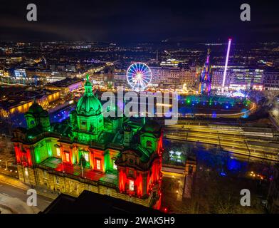 Nächtliche Luftaufnahme des beleuchteten ehemaligen Hauptquartiers der Bank of Scotland und des Weihnachtsmarktes in Edinburgh, Schottland, Großbritannien Stockfoto