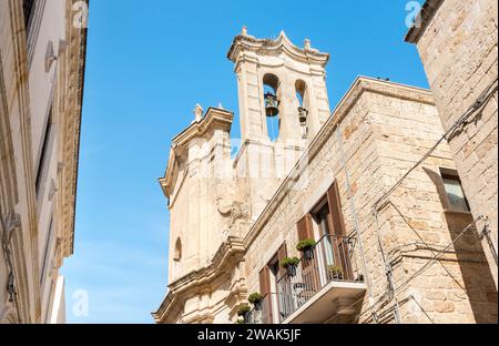 Glockenturm der Purgatorkirche, ehemals San Martino Kapelle im historischen Zentrum von Polignano a Mare, Italien Stockfoto