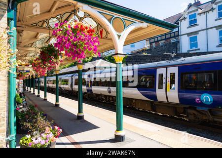 Leeds-Zug verlässt den Bahnhof, Knaresborough, Yorkshire, England Stockfoto