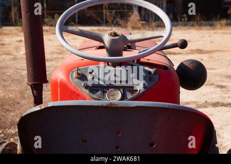 Fahreransicht der Bedienelemente und des Lenkrads. Ein alter, verlassener tschechoslowakischer Zetor Diesel 3011 Traktor auf einem Bauernfeld, Mammari, Zypern Stockfoto