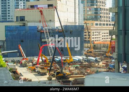 Großer Blick auf die Baustelle mit vielen Baugerätekränen, Lkws, Pumpen, Pfählen. Stockfoto