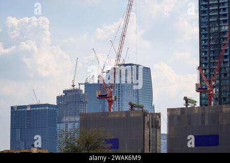 Hochhäuser auf der Baustelle viele Kräne im Stadtbild Stockfoto