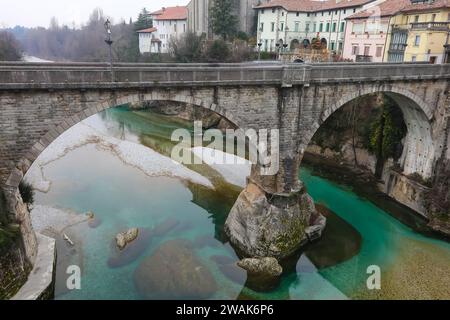 Brücke PONTE DEL DIAVOLO, was auf Italienisch die Teufelsbrücke der Stadt CIVIDALE in der Provinz UDINE und des Rive Natisone bedeutet Stockfoto