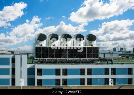 Große Lufteinlässe Gebäudelüftungsanlage eines großen Industriegebäudes Stockfoto