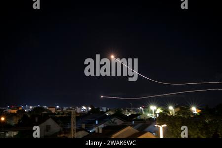 Peking, Israel. Oktober 2023. Israels Raketenabwehrsystem Iron Dome fängt Raketen ab, die aus dem Gazastreifen aus Netivot, Südisrael, vom 20. Oktober 2023 aus gestartet wurden. Quelle: Chen Junqing/Xinhua/Alamy Live News Stockfoto