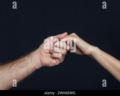 Die Hand eines Mannes hält die Hand einer Frau sanft Stockfoto