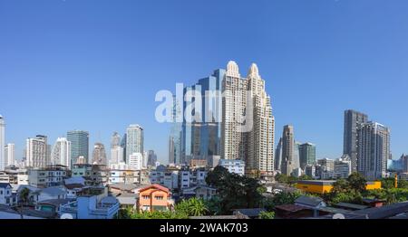 Panorama-Skyline von Bangkok mit Slums im Vordergrund. Kontraste einer sich rasch entwickelnden Stadt- und Landwirtschaft. Stockfoto