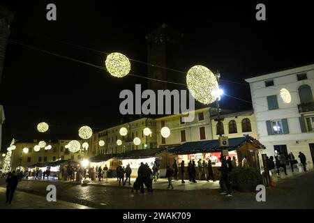 Weihnachtsdekoration, Essens- und Süßwarenstände mit Lichtern in der Stadt Bassano in Norditalien Stockfoto