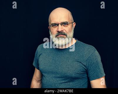 Porträt eines Glatzen mit grauem Bart. Ein Mann mittleren Alters schaut in die Kamera Stockfoto