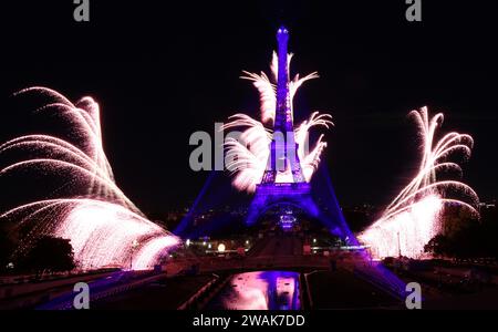 Peking, Frankreich. Juli 2023. Während des jährlichen Bastille Day in Paris, Frankreich, am 14. Juli 2023, wird rund um den Eiffelturm ein Feuerwerk ausgelöst. Quelle: Gao Jing/Xinhua/Alamy Live News Stockfoto