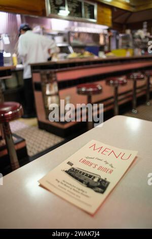 Menü auf einem Tisch in Lamy's Diner, gebaut von der Worcester Lunch Car Company und eröffnet 1946 in Marlborough, Massachusetts, im Henry Ford Museum Stockfoto