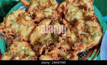 Bala-Bala oder Gemüse-Frittersn Bakwan, hergestellt aus Mehl-Teig mit Karotten- und Kohlwürfeln und Frittierfleisch Stockfoto