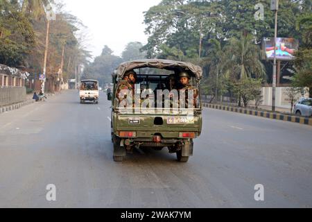 Dhaka, Wari, Bangladesch. Januar 2024. Mitglieder der Bangladesch-Armee fahren auf Patrouille vor den Parlamentswahlen in Dhaka, Bangladesch, am 5. Januar 2024. Die bevorstehenden Parlamentswahlen in Bangladesch sind für den 7. Januar geplant. (Kreditbild: © Habibur Rahman/ZUMA Press Wire) NUR REDAKTIONELLE VERWENDUNG! Nicht für kommerzielle ZWECKE! Stockfoto