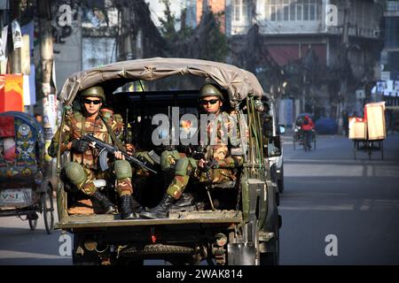 Dhaka, Wari, Bangladesch. Januar 2024. Mitglieder der Bangladesch-Armee fahren auf Patrouille vor den Parlamentswahlen in Dhaka, Bangladesch, am 5. Januar 2024. Die bevorstehenden Parlamentswahlen in Bangladesch sind für den 7. Januar geplant. (Kreditbild: © Habibur Rahman/ZUMA Press Wire) NUR REDAKTIONELLE VERWENDUNG! Nicht für kommerzielle ZWECKE! Stockfoto