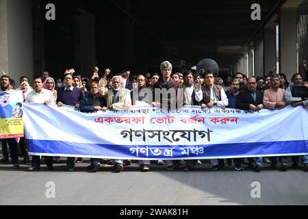 Aktivisten von Ganatantra Mancha, einer Allianz oppositioneller Parteien, halten ein Banner während eines Protestes gegen die bevorstehenden Parlamentswahlen am 5. Januar 2024 in Dhaka, Bangladesch. Bangladesch stimmt am 7. Januar in einer Wahl ab, die Premierminister Scheich Hasina nach einem Boykott durch Oppositionsparteien, deren Reihen durch Massenverhaftungen dezimiert wurden, ihre fünfte Amtszeit garantiert. Stockfoto